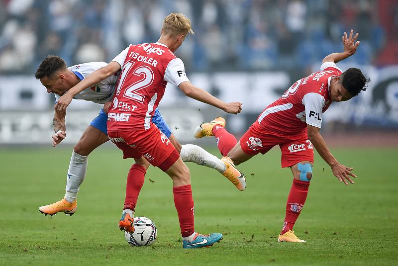 Utkání 4. kola první fotbalové ligy: FC Baník Ostrava - FK Pardubice, 19. září 2020 v Ostravě. (zleva) Daniel Holzer z Ostravy, Emil Tischler z Pardubice a Ewerton Paixao Da Silva z Pardubice.