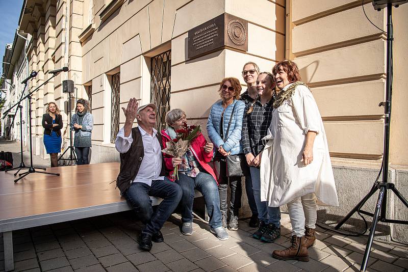 U budovy Českého rozhlasu v Ostravě byla odhalena pamětní deska Karla Kryla, která připomíná působení známého písničkáře v Českém rozhlase, 19. října 2021.