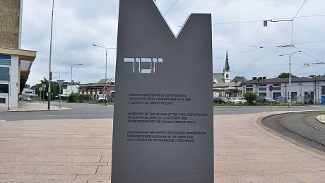 Židovský památník se vrátil před ostravské vlakové nádraží, červenec 2022.