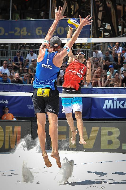 Turnaj Světové série Ostrava Beach Open, 21. června 2018, na snímku  (zleva) Alison Cerutti a David Lenc.