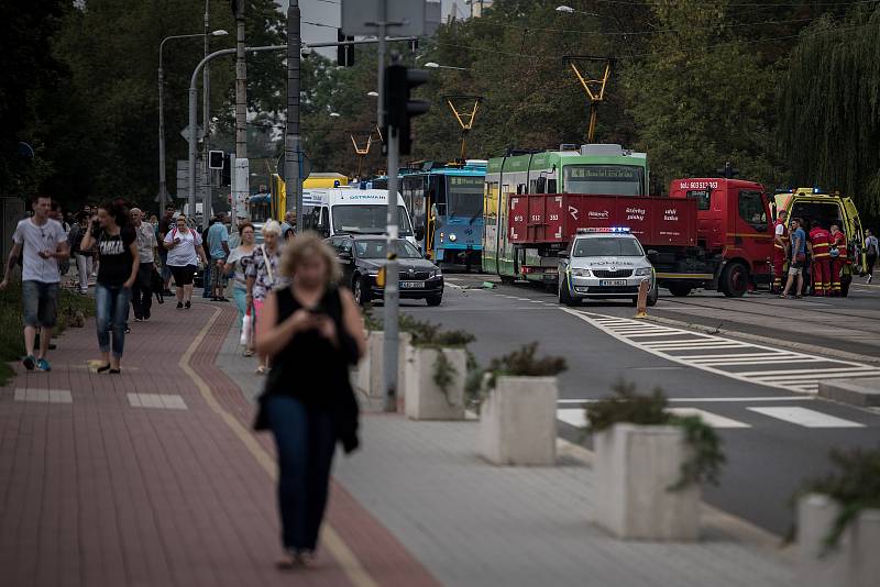 Nehoda tramvaje a nákladního automobilu na ulici 28. října ve čtvrtek 17. srpna 2017.