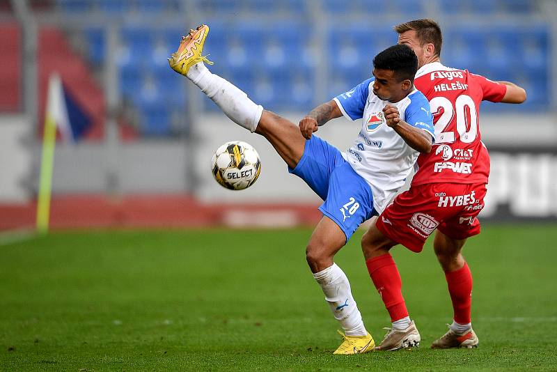 Utkání 8. kola první fotbalové ligy: FC Baník Ostrava - FK Pardubice, 11. září 2022, Ostrava. (zleva) Cadu z Ostravy a Matěj Helešic z Pardubic.