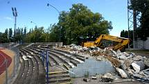 Východní ochozy Městského stadionu ve Vítkovicích se od dnešního dne začnou poroučet k zemi. Podle posudku jsou staticky nevyhovující. Nahradí je nová krytá tribuna. 