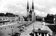 PŘÍVOZ. Náměstí Svatopluka Čecha na počátku 30. let. Prostor před kostelem byl využíván jako tržiště.