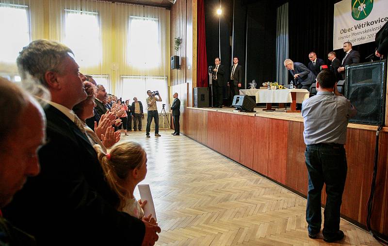 Ve Větřkovicích přivítal prezidenta Miloše Zemana zaplněný sál zdejšího kulturního domu.