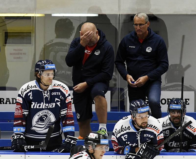 NÁPOR NA NERVY. Hokej není náročný jen na fyzičku hráčů, ale často i na psychiku všech okolo, jak dokládá hlava v dlani Ladislava Svozila.