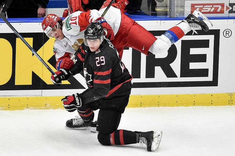 Mistrovství světa hokejistů do 20 let, finále: Rusko - Kanada, 5. ledna 2020 v Ostravě. Na snímku (zleva) Dmitri Voronkov a Nolan Foote.