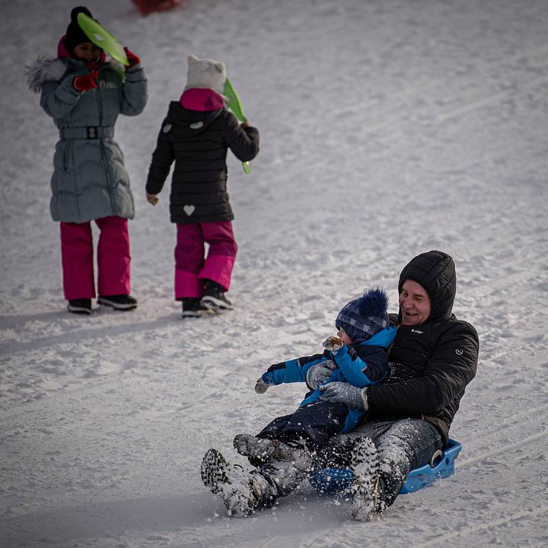 Bobování a sáňkování v areálu Skalka Family Park, 12. ledna 2021 v Ostravě.