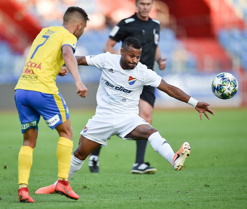 Utkání 3. kola první fotbalové ligy: FC Baník Ostrava - FK Teplice, 26. července 2019 v Ostravě. Na snímku (zleva) Patrik Žitný a Dyjan Carlos De Azevedo.