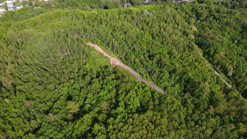 Výhledy z Haldy Ema nabízejí pohled na město Ostrava, Beskydy, Nízký Jeseník a ještě dál.