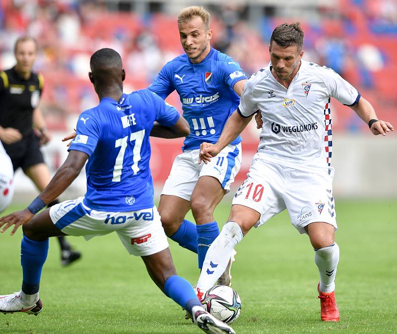 Přátelské utkání Górnik Zabrze - FC Baník Ostrava, 17. července 2021 v Zabrze (PL). Nemanja Kuzmanovič z Ostravy a Lukas Podolski z Górniku.