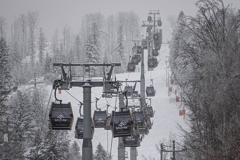 Lyžařská resort Szczyrk Mountain Resort, 12. února 2021 v Szczyrk, Polsko. Od 12. února budou v Polsku s omezenou kapacitou po dobu dvou týdnů podmíněně otevřeny hotely, kina, divadla, filharmonické sály a opery, bazény a sjezdovky.