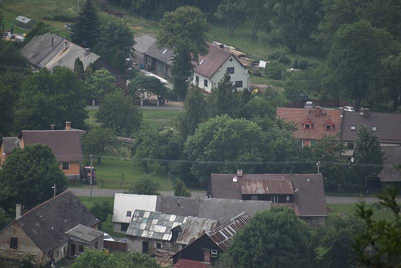 Roudno leží v půvabné krajině mezi vyhaslou sopkou Velký Roudný a přehradou Slezská Harta.