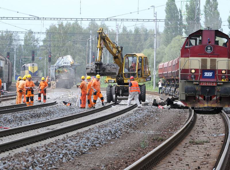 Další nesrovnalosti se objevují okolo pádu mostu a následné tragické srážky vlaku. Místo tragické nehody rychlíku Comenius ve Studénce.