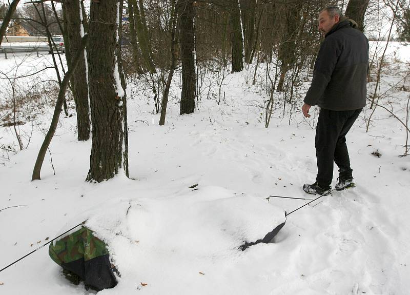 Martin bivakuje zima nezima venku, v porostu mezi Porubou a Polankou v Ostravě, kde je řada starých pozůstatků i po táboření dalších bezdomovců, dnes už prakticky všech mrtvých.