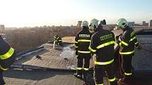 Zásah hasičů v Ostravě-Porubě kvůli silnému větru. Ilustrační foto.