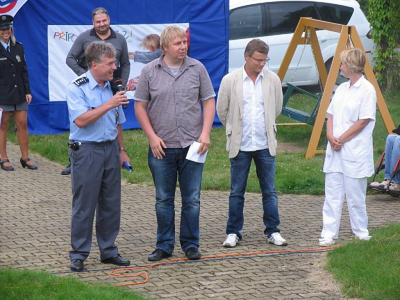 Hod obuškem, běh v balistické vestě, snímání otisků prstů, prohlídka záchranářské techniky nebo laserová střelnice – to byly jen některé z atrakcí, které pro děti připravili pořadatelé akce, jež se ve středu konala v klimkovických lázních.