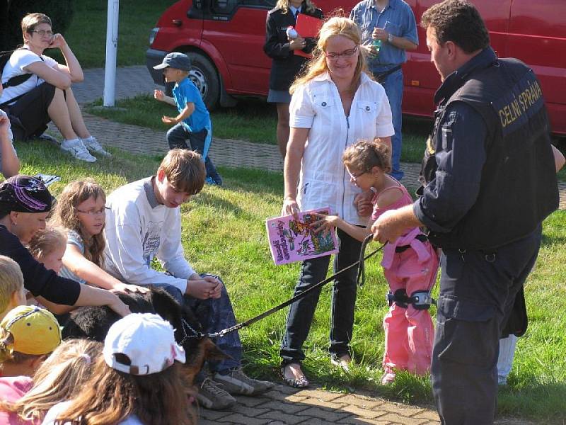 Hod obuškem, běh v balistické vestě, snímání otisků prstů, prohlídka záchranářské techniky nebo laserová střelnice – to byly jen některé z atrakcí, které pro děti připravili pořadatelé akce, jež se ve středu konala v klimkovických lázních.