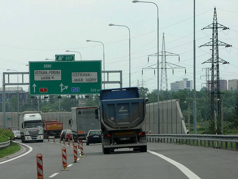 Doprava svedená do jednoho jízdního pruhu v každém směru, omezená rychlost, uzavřený sjezd na jeden z přiváděčů. Tak to nyní vypadá na ostravském úseku dálnice D1. 