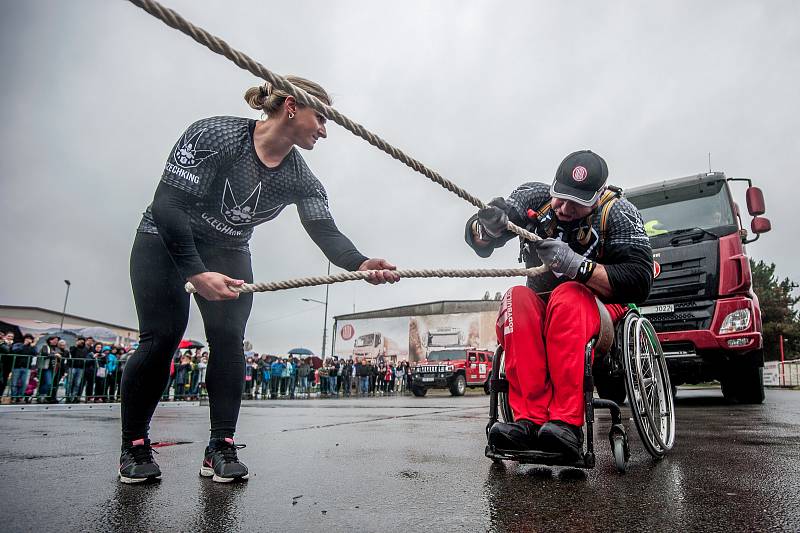 Den rekordů, na kterém handicapovaný kulturista Daniel Minster utáhl na invalidním vozíku nákladní automobil Tatra (do vzdálenosti 252cm).