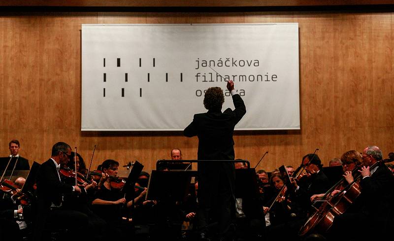 Šéfdirigent Heiko Mathias Förster a Janáčkova filharmonie Ostrava.
