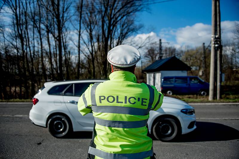 Kontrolní akce Policie ČR na dodržování pravidel při jízdě a přes železniční přejezdy, Polanka nad Odrou, 27. března 2019 v Ostravě.