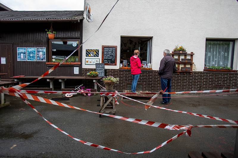 Rostislav Václavík, majitel hostince u Buroně - Mexiko se připravuje na znovuotevření zahrádky, kterou mohou  od 17. května 2021 opět navštěvovat zákazníci. V Klimkovicích 16. května 2021.