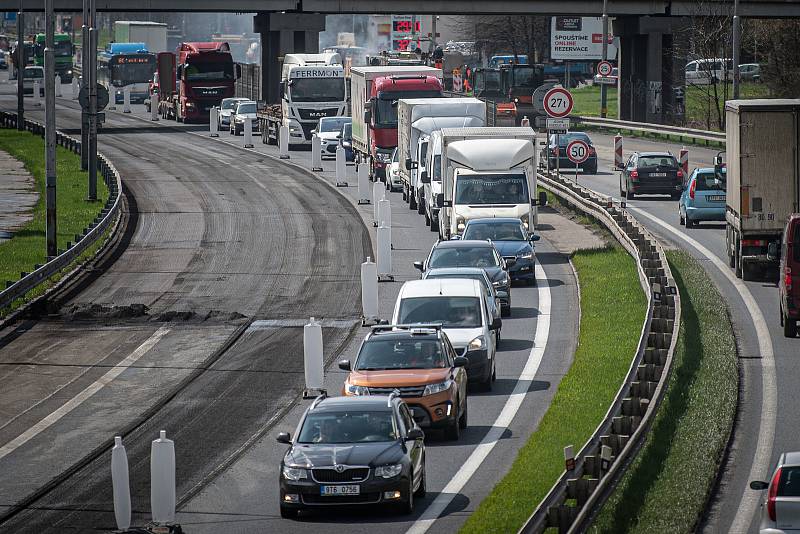 Oprava vozovky na ulici Místecká (silnice I/56), 23. dubna 2021 v Ostravě.