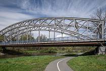 Most přes řeku Odru na silnici I/56 vedoucí z Ostravy na Hlučín a Opavu u Outlet Arény Moravia. Ilustrační foto před zahájením opravy.