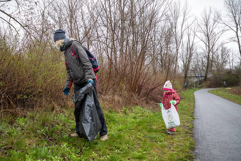 Pojďte s námi uklízet Ostravu. To byla dobrovolnická akce, jejíž cílem bylo uklidit okolí od odpadků a nepořádku kolem Slezskoostravského hradu, 17. dubna 2021 v Ostravě.