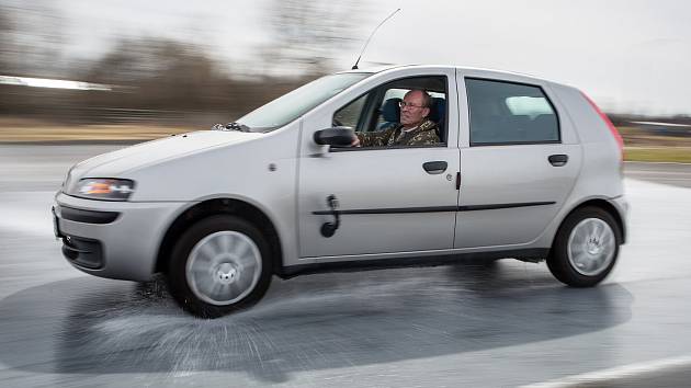 Senioři se mohou zdarma procvičit v řidičských dovednostech. Ilustrační foto.