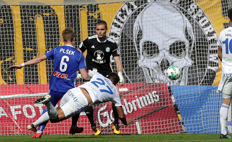 Derby Sigma vs. Baník táhne. Snímky z předchozího derby na Andrově stadionu a odjezd (příjezd) fanoušků Baníku do Olomouce.