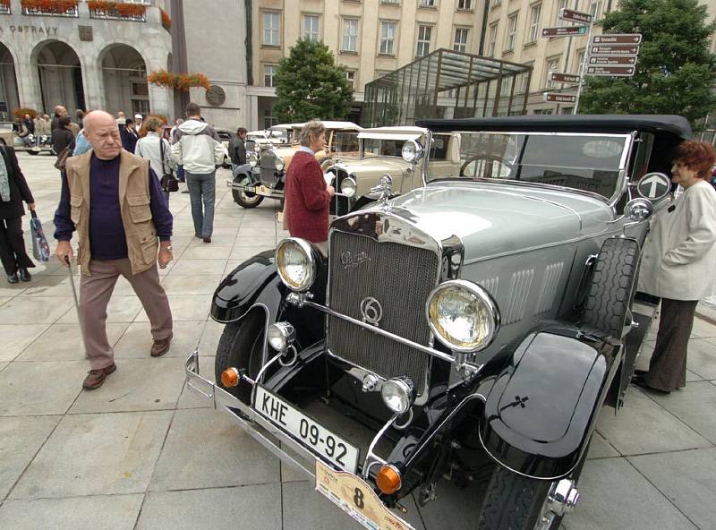 Před ostravskou Novou radnicí startovala etapa závodu autoveteránů Moravia rallye 2007