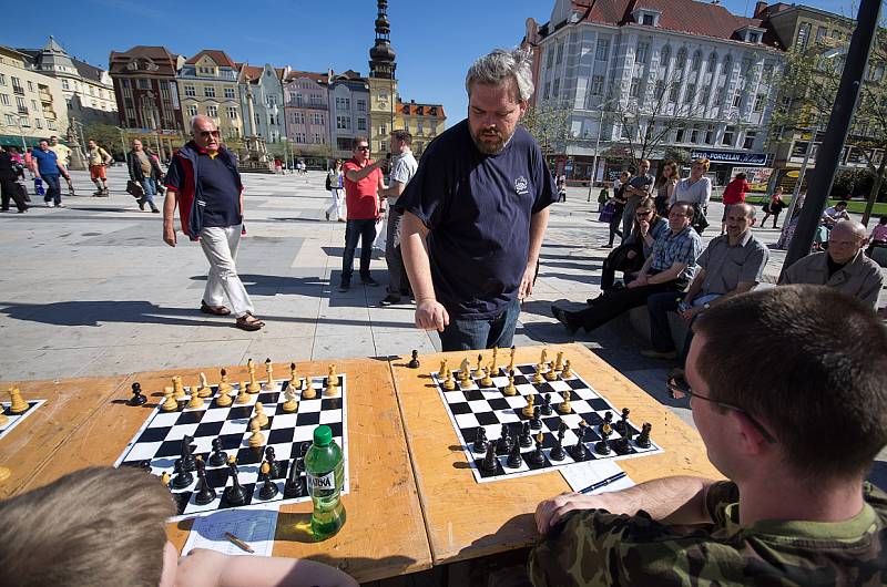 Ostravský koník. Simultánka na Masarykově náměstí v Ostravě.