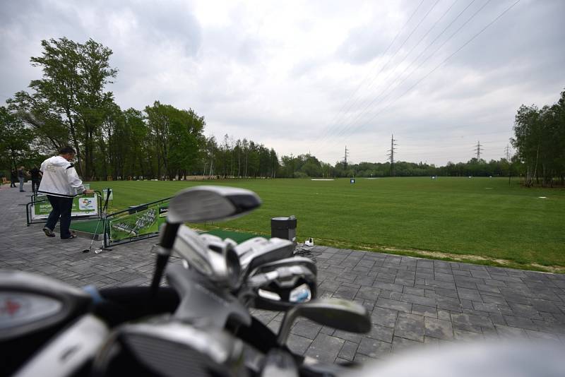 GOLF PARK LHOTKA nabízí cvičnou louku s odpališti zvanou driving range, chipping green pro rány z terénu, cvičné jamkoviště (putting green), zmenšený adventure golf s překážkami a kavárnu. 