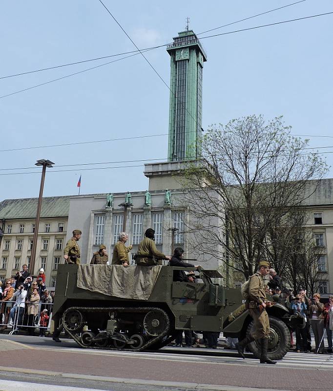 Oslavy 70. výročí osvobození v Ostravě objektivem čtenářů Deníku.