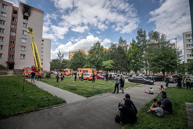 Zásah hasičů u požáru bytu na ulici Jana Škody v městské části Dubina, 14. června 2022 v Ostravě.