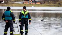 Báňští potápěči z HBZS cvičí záchranu pod vodou v Žermanické přehradě, 18. února 2022 v Lučině.