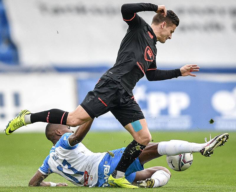 Utkání 30. kola první fotbalové ligy: FC Baník Ostrava - FK Jablonec, 20. dubna 2022 v Ostravě. (zleva) Nsungani Gigli Ndefe z Ostravy a Václav Pilař z Jablonce.