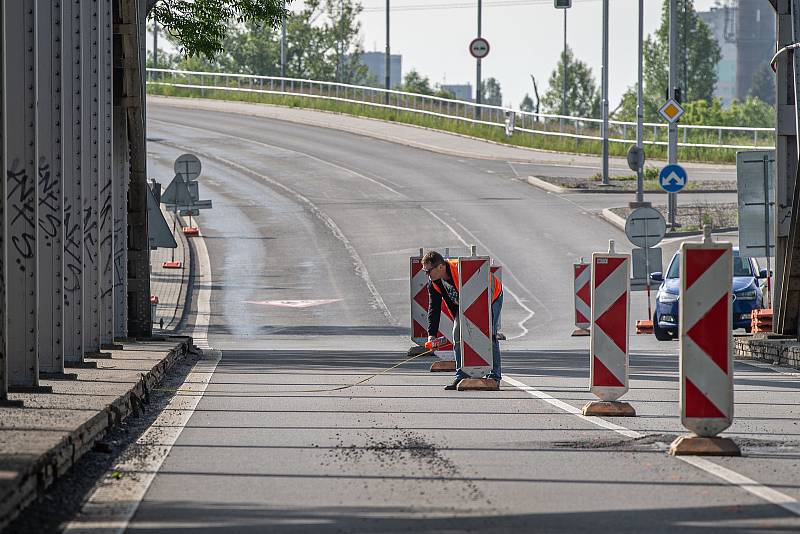 Uzavřený most přes řeku Odru v Ostravě-Přívoze, 31. května 2021. Ranní situace hned první den uzavírky.