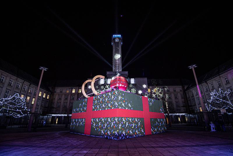 Nasvětlená letošní nová vánoční výzdoba před Novou radnicí, dílo Eriky Bornové s názve Velký dar - úhel pohledu, na Prokešově náměstí, 22. prosince 2021 v Ostravě.