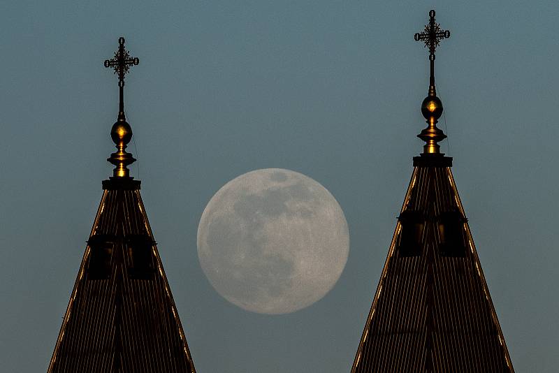 Měsíc v tzv. superúplňku nad Ostravou, 7. dubna 2020.