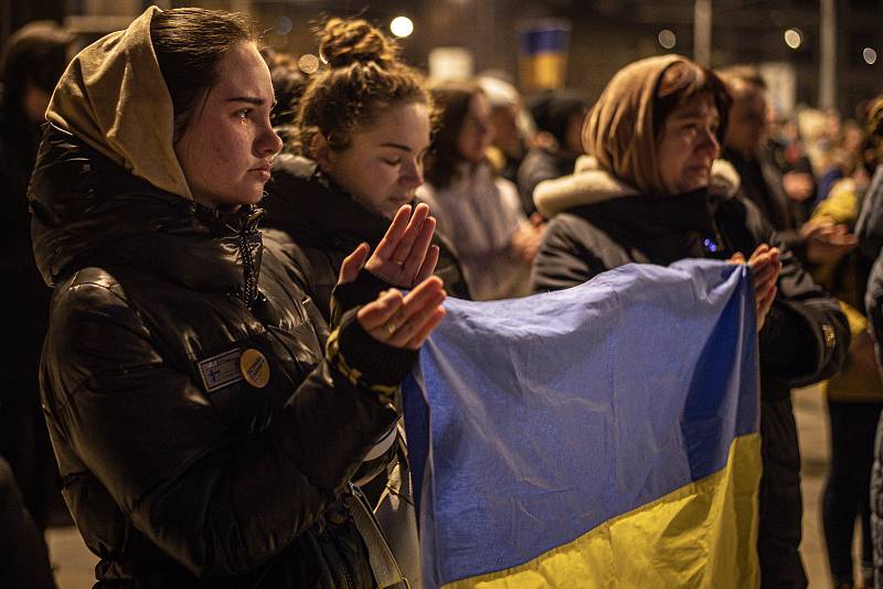 Stovky lidí přišly na demonstraci před magistrát v Ostravě na podporu Ukrajiny a proti ruské agresi, 1. března 2022.