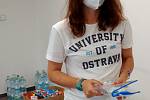 Ostravská univerzita založila sbírku pro postižené na jižní Moravě. Lidé nosí vše potřebné.