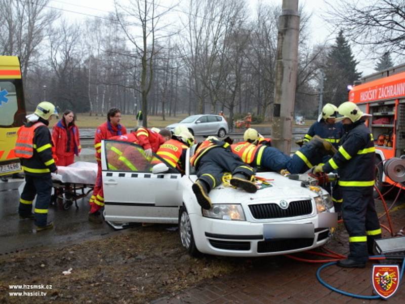 Akce záchranářů při vážné nehodě taxíku