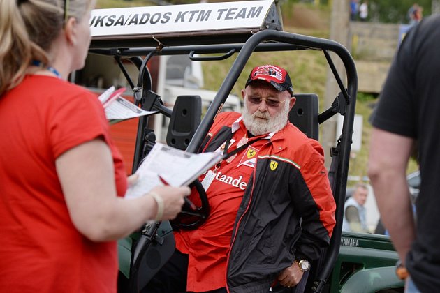 BUKSA MALENOVICE TEAM udělal v Pacově svému majiteli velkou radost. Aleš Buksa, který na závody přijel svým ferrari, ocenil nejen třetí místo Jany Antošové a triumfy Martina Michka (na snímcích) a Sulivana Jaulina. 