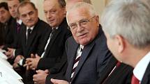 Prezident Václav Klaus při své návštěvě Ostravy poobědval s podnikateli sdruženými v Národním strojírenském klastru a navštívil Ekonomickou fakulty Vysoké školy báňské Technické univerzity Ostrava.