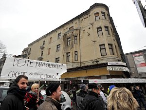 Happening na podporu záchrany Ostravice-Textilie včera přilákal i v nepříznivém počasí desítky příznivců bývalého módního domu. 
