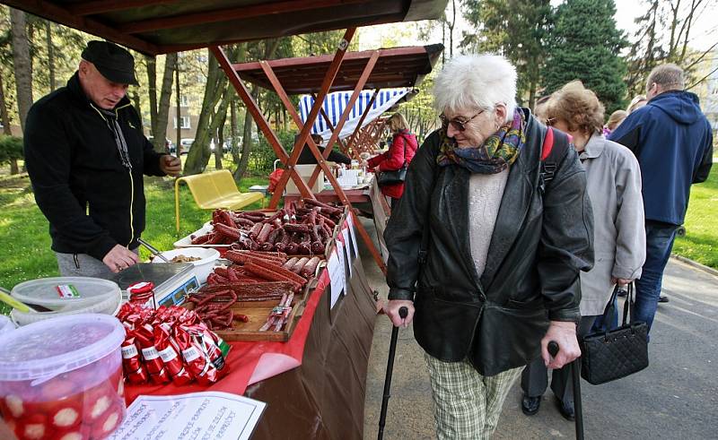 V Ostravě odstartovala sezona farmářských trhů. Výběr prozatím není tak bohatý jako v letním období, lidé si ale i ta mohou vybírat z nepřeberného množství zeleniny, ovoce, sazenic i bylinek. 