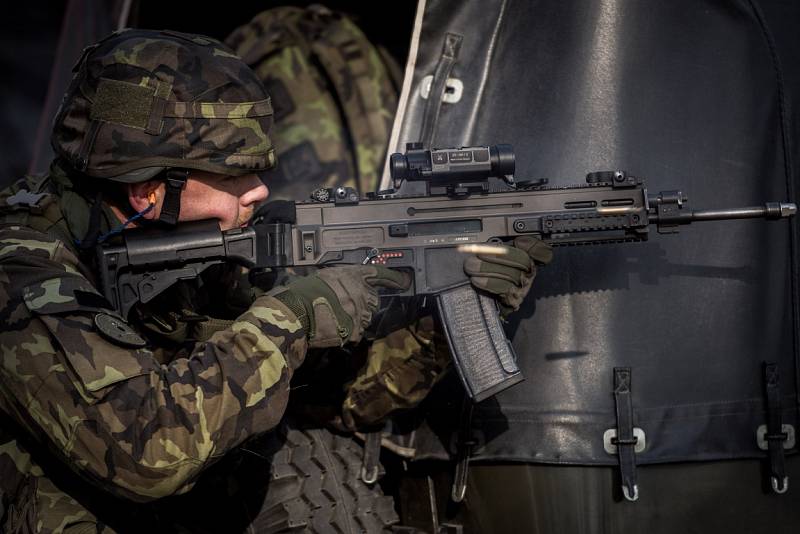 Na cvičení Safeguard 2015 předvedla jednotka sedmdesáti záložáků střežení objektu ostravského letiště společně se složkami Integrovaného záchranného systému.